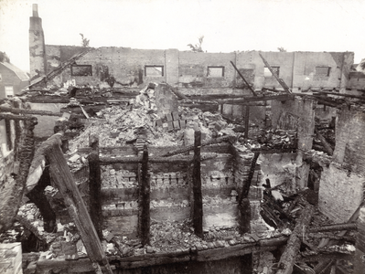 97299 Afbeelding van het uitgebrande gebouw van de Faience- en Tegelfabriek Westraven (voormalige steenfabriek De ...